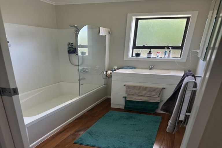 Photo of property in 5 Edgerton Road, Te Atatu Peninsula, Auckland, 0610