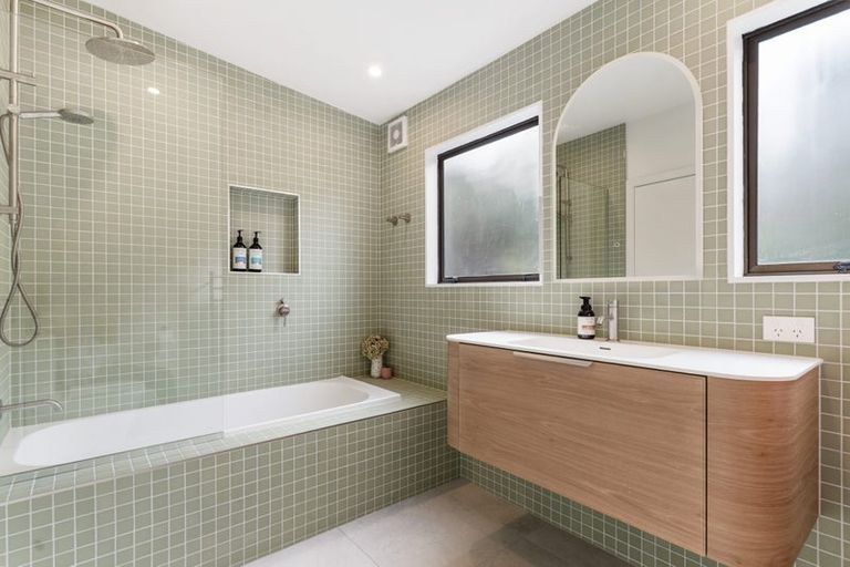 Photo of property in 2/26 Colonial Road, Birkenhead, Auckland, 0626