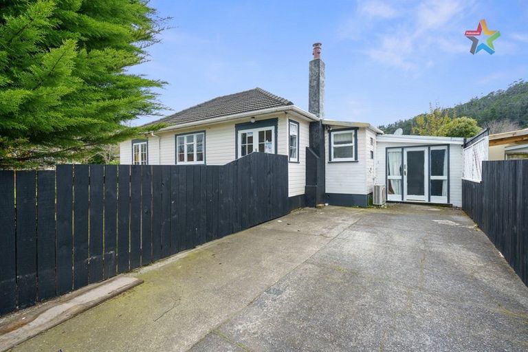 Photo of property in 2 Homedale Road, Wainuiomata, Lower Hutt, 5014