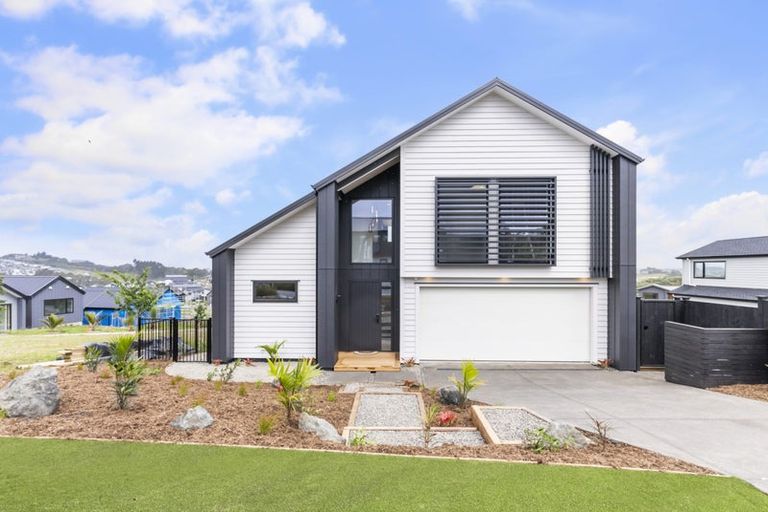 Photo of property in 33 Kikorangi Drive, Wainui, 0992