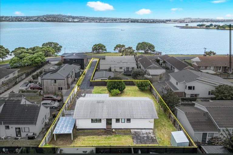 Photo of property in 2/57 Kiwi Esplanade, Mangere Bridge, Auckland, 2022