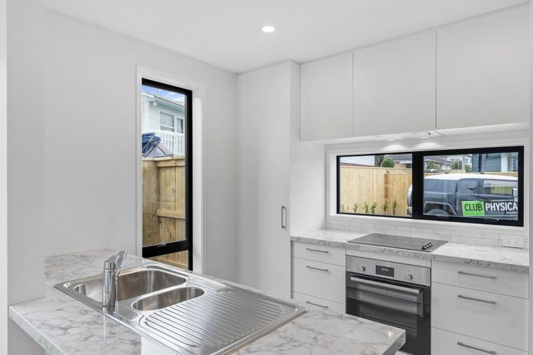 Photo of property in 66e Royal View Road, Te Atatu South, Auckland, 0610