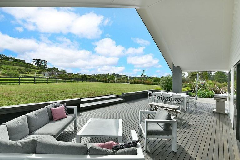 Photo of property in 4 Loretta Place, Red Beach, 0932