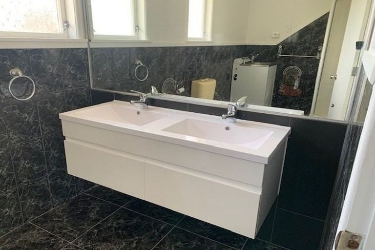 Photo of property in 2 Justin Place, Te Atatu Peninsula, Auckland, 0610