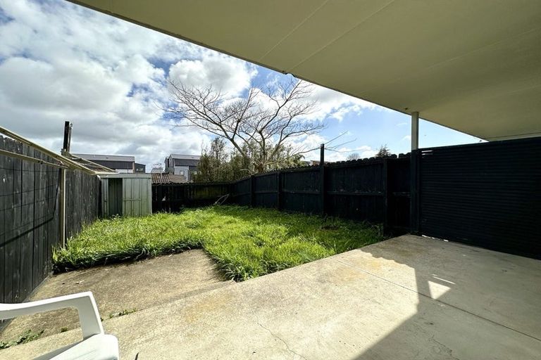 Photo of property in 4/242 Great North Road, Henderson, Auckland, 0612