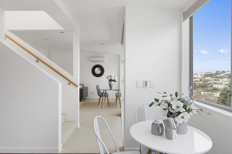 Photo of property in 32 Tiketike Way, Brooklyn, Wellington, 6021