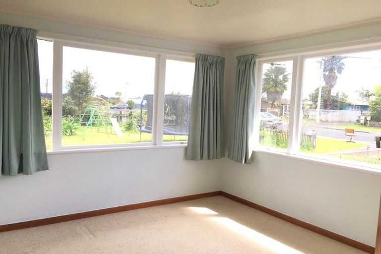 Photo of property in 6 Tawa Road, Te Atatu Peninsula, Auckland, 0610