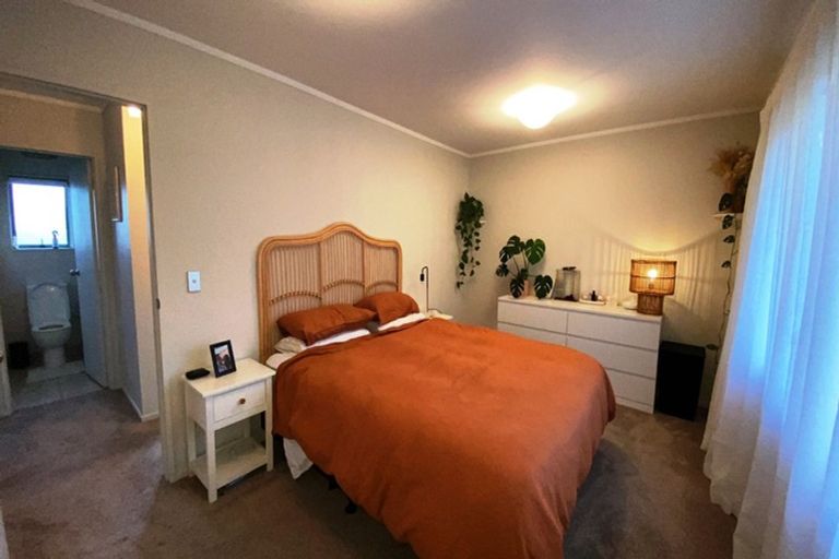 Photo of property in 2/14 Knott Road, Stanmore Bay, Whangaparaoa, 0932