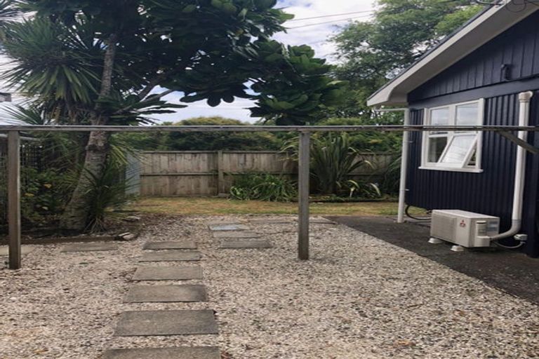 Photo of property in 2/2 Earl Road, Titirangi, Auckland, 0604