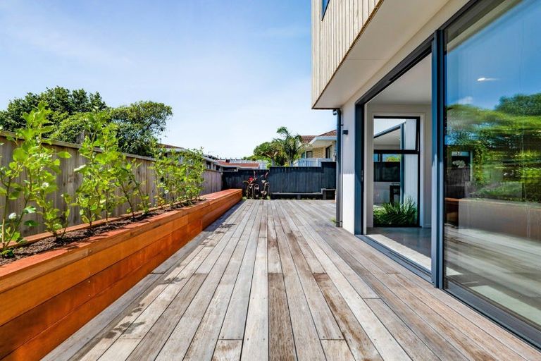 Photo of property in 5b Strandon Place, Strandon, New Plymouth, 4312