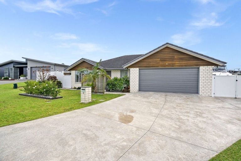 Photo of property in 25 Waitemata Drive, One Tree Point, 0118