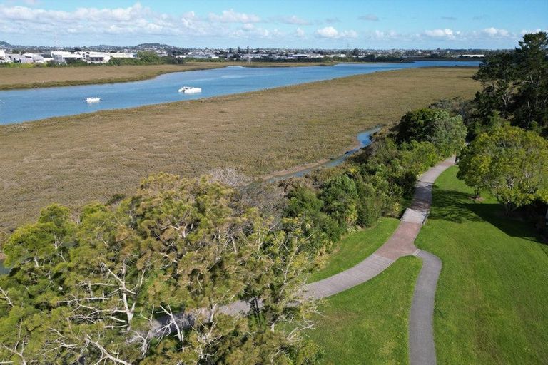 Photo of property in 112b Roberts Road, Te Atatu South, Auckland, 0610