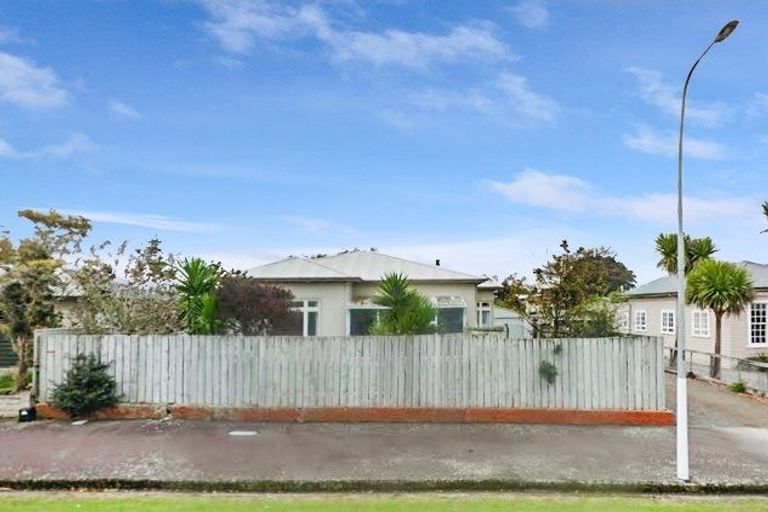Photo of property in 6 Edward Street, Dannevirke, 4930