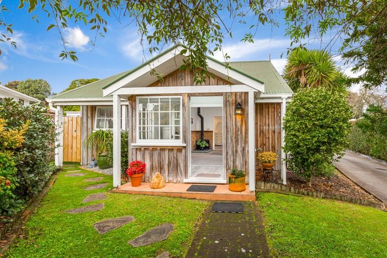 Photo of property in 1/10 Springbank Lane, Te Atatu Peninsula, Auckland, 0610
