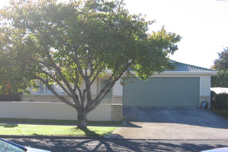 Photo of property in 27 Cambridge Terrace, Papatoetoe, Auckland, 2025