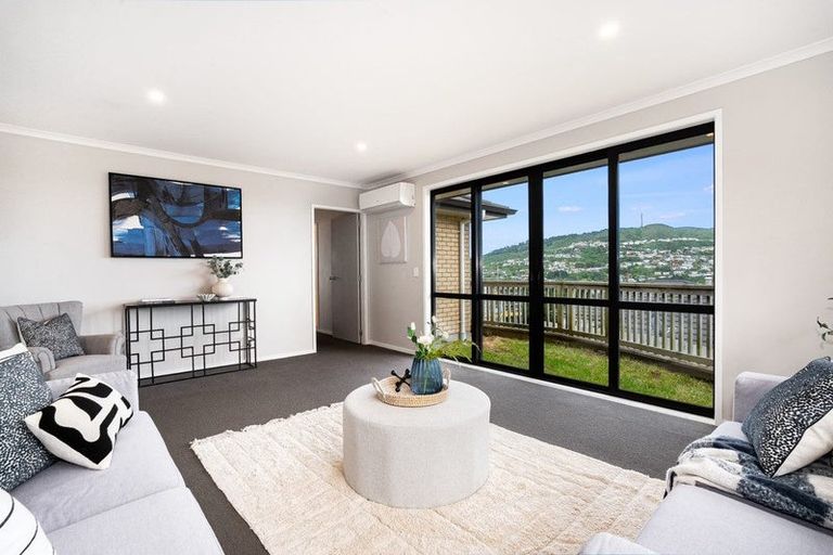 Photo of property in 1 Cirrus Close, Newlands, Wellington, 6037