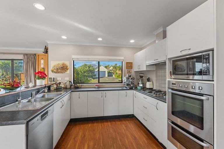 Photo of property in 6 Te Ropata Place, Waikanae Beach, Waikanae, 5036