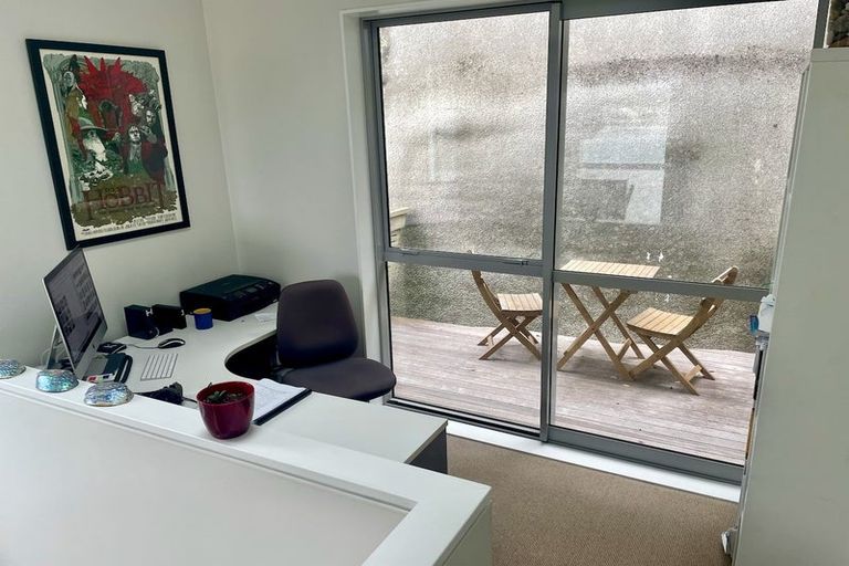 Photo of property in 6 Owhiro Bay Parade, Island Bay, Wellington, 6023