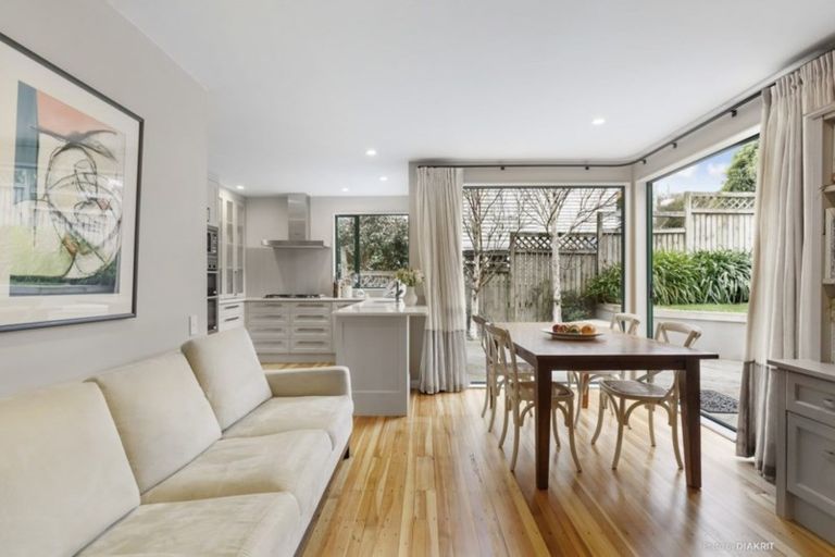 Photo of property in 52 Waru Street, Khandallah, Wellington, 6035