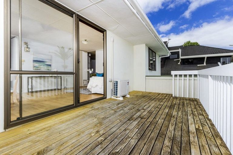 Photo of property in 1/144 Sunset Road, Unsworth Heights, Auckland, 0632