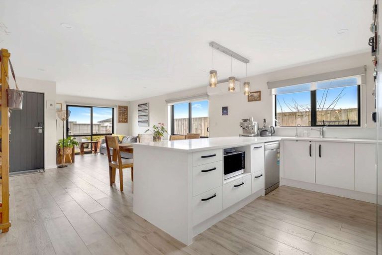 Photo of property in 76 Accolage Boulevard, Kumeu, 0810