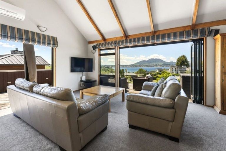 Photo of property in 1/11 Krissell Place, Acacia Bay, Taupo, 3330