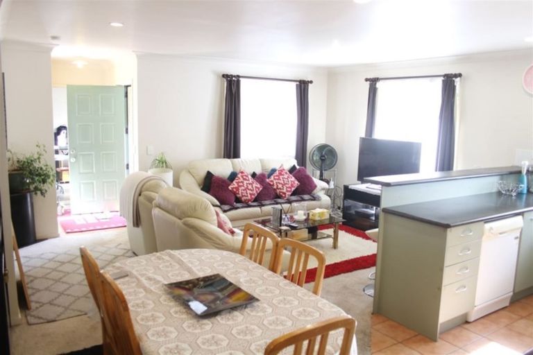 Photo of property in 100a Lincoln Park Avenue, Massey, Auckland, 0614