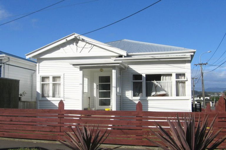 Photo of property in 141 Queens Drive, Lyall Bay, Wellington, 6022
