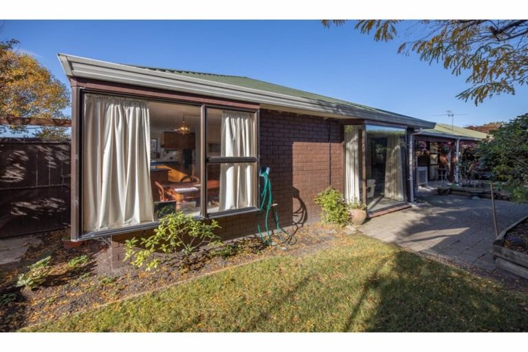 Photo of property in 2/9a Kingham Place, Avonhead, Christchurch, 8042