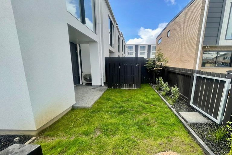 Photo of property in 2 Mikoikoi Crescent, Mangere Bridge, Auckland, 2022