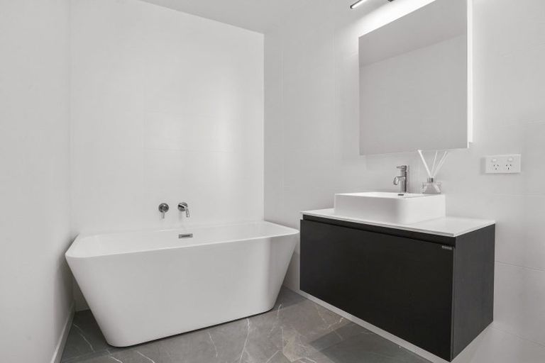 Photo of property in 9 Laguna Place, Matakatia, Whangaparaoa, 0930