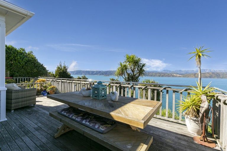 Photo of property in 8 Nakora Road, Karaka Bays, Wellington, 6022