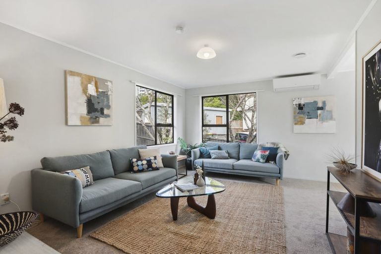Photo of property in 15 Panzic Place, Glen Eden, Auckland, 0602
