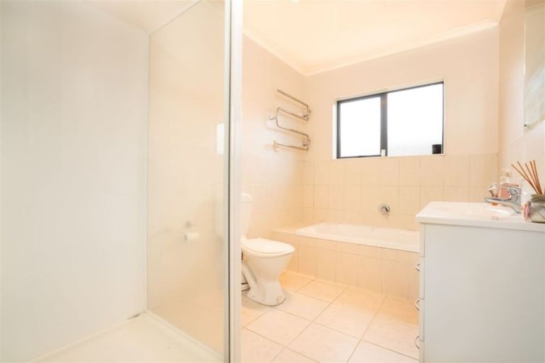 Photo of property in 8 Sid Place, Mangere, Auckland, 2022