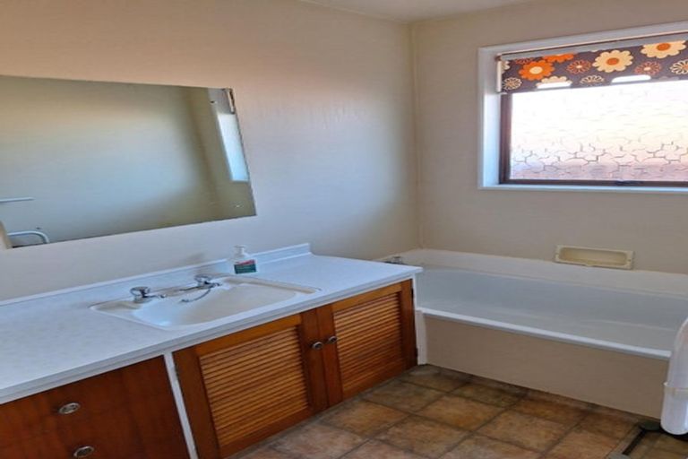 Photo of property in 16 Omega Place, Casebrook, Christchurch, 8051