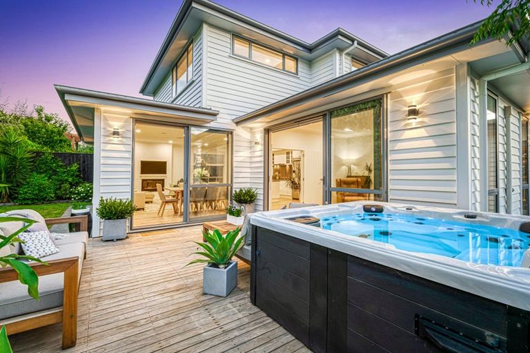 Photo of property in 16 Syd Grant Crescent, Orewa, 0931