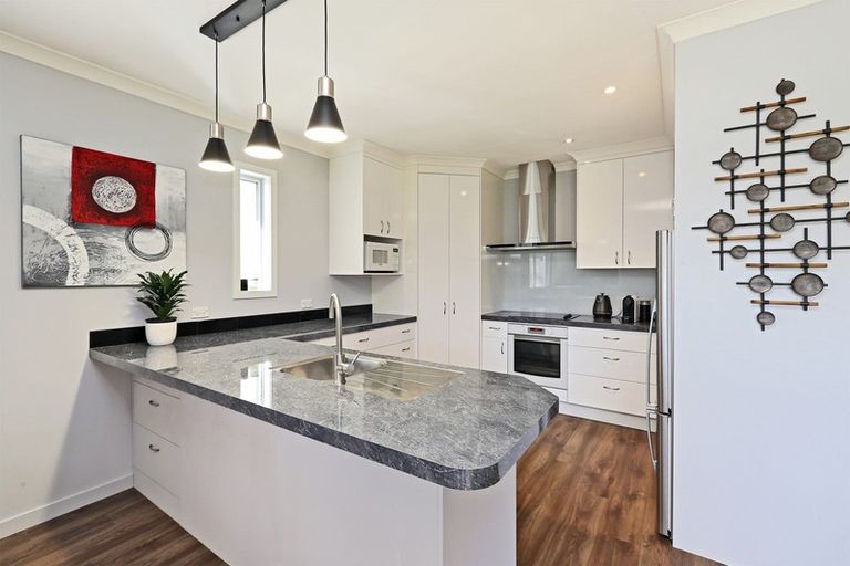 Photo of property in 16 Milford Place, Poraiti, Napier, 4112