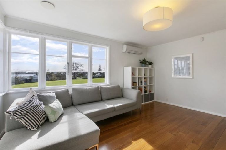 Photo of property in 10 Gladfield Lane, Te Atatu Peninsula, Auckland, 0610