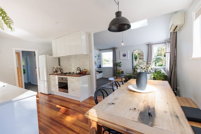 Photo of property in 10 Cotswold Crescent, Newlands, Wellington, 6037