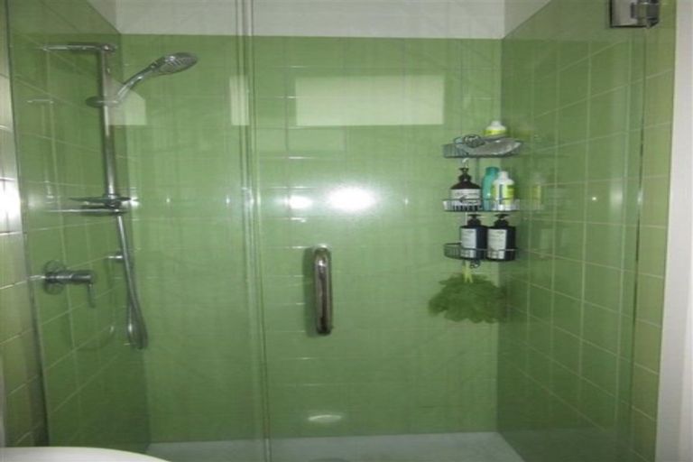 Photo of property in 104 Creswick Terrace, Northland, Wellington, 6012