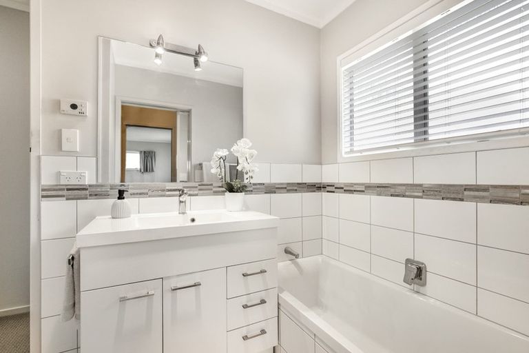 Photo of property in 9 Seakens Way, Glen Eden, Auckland, 0602