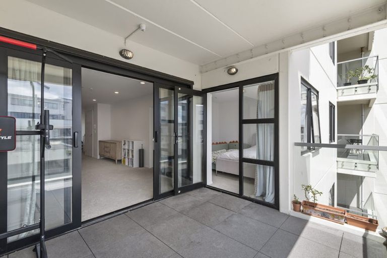 Photo of property in Apollo Apartments, 201/46 Rosedale Road, Rosedale, Auckland, 0632