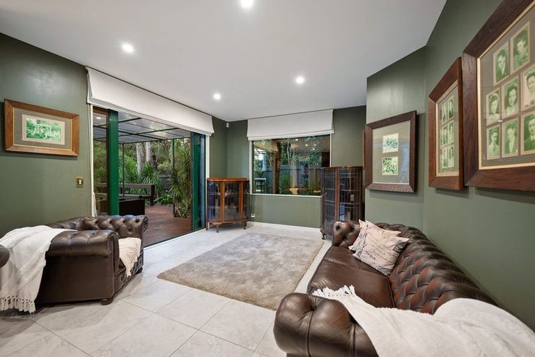 Photo of property in 28 Tyrico Close, Unsworth Heights, Auckland, 0632