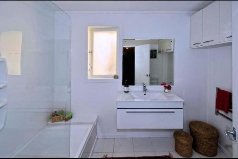 Photo of property in 40 Pupuke Road, Hillcrest, Auckland, 0627