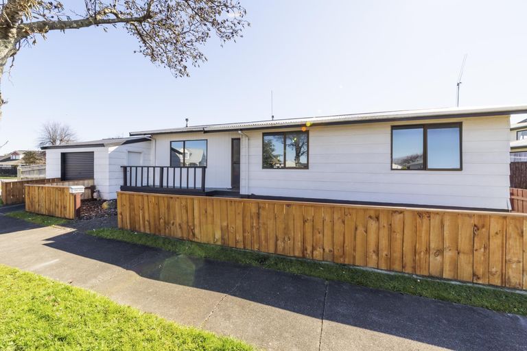 Photo of property in 31 Peter Hall Drive, Kelvin Grove, Palmerston North, 4414
