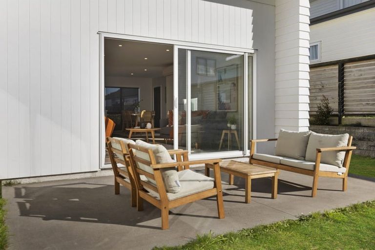 Photo of property in 12 Promontory Crescent, Newlands, Wellington, 6037