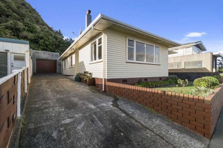 Photo of property in 81 Breaker Bay Road, Breaker Bay, Wellington, 6022