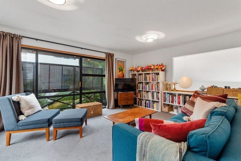 Photo of property in 1/18 The Esplanade, Castor Bay, Auckland, 0620