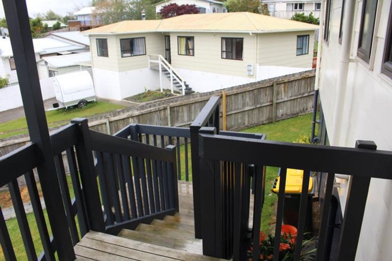 Photo of property in 8 Louise Place, West Harbour, Auckland, 0618