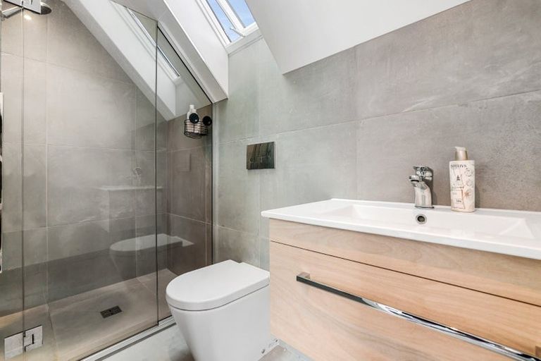 Photo of property in 34 Aikmans Road, Merivale, Christchurch, 8014